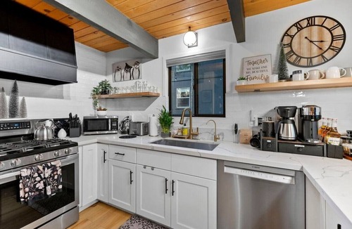 Summit Estates House | Serenity Cabin, Walk to Slopes, Hot tub, Fire Pit