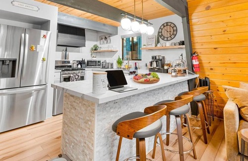 Summit Estates House | Serenity Cabin, Walk to Slopes, Hot tub, Fire Pit