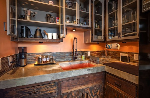 Joshua Tree House | Serenity View — pet-friendly & outdoor tub