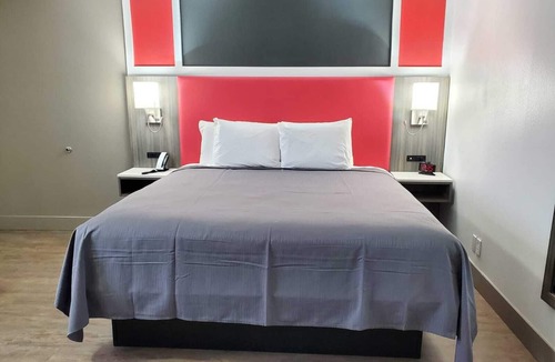 Newport Hotel | Seven Seas Inn & Suites
