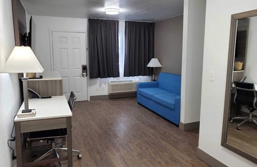 Newport Hotel | Seven Seas Inn & Suites