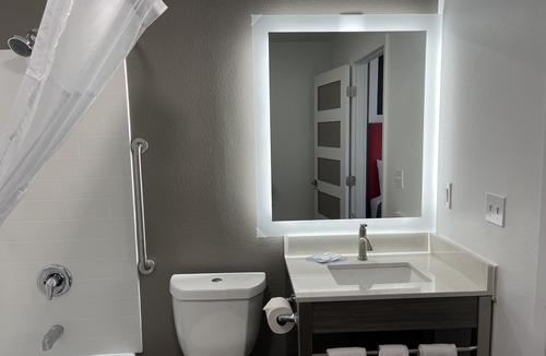 Newport Hotel | Seven Seas Inn & Suites