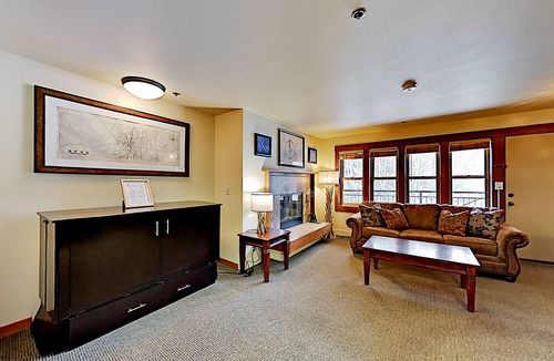 Bend Condo | Seventh Mountain Resort | Pools, Hot Tubs & Gym | Mt. Bachelor Ski Shuttle