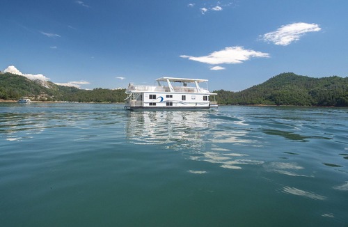 Lakehead Boat Rental | Shasta Marina's Thoroughbred Houseboat,