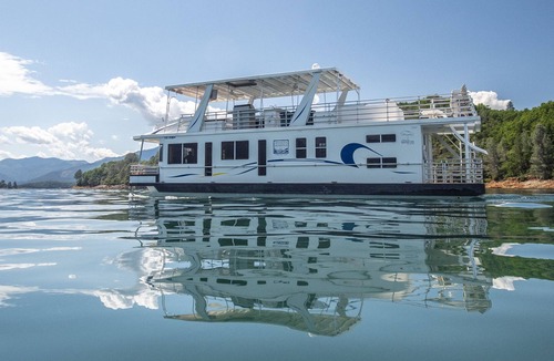 Lakehead Boat Rental | Shasta Marina's Thoroughbred Houseboat,