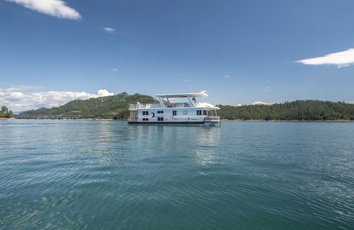 Lakehead Boat Rental | Shasta Marina's Thoroughbred Houseboat,