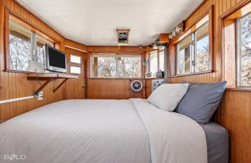 Uncertain House | Shipwreck with upper deck, Dock Access, Kayaks