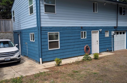 Lincoln Beach House | Short walk to the Beach! Beautiful Remodeled 4BR Home with large deck.
