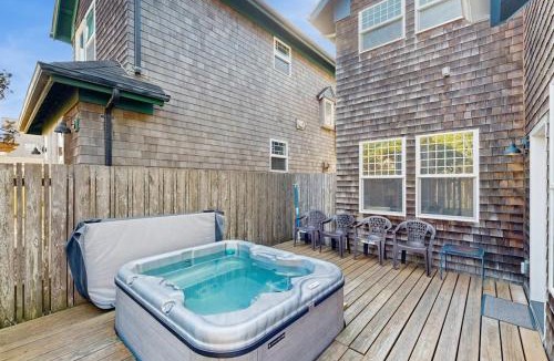 Newport House | Side-by-side ocean-view homes with hot tubs & fireplaces - 1 block to beach