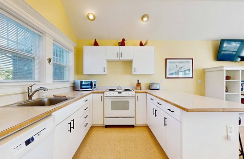 Newport House | Side-by-side ocean-view homes with hot tubs & fireplaces - 1 block to beach