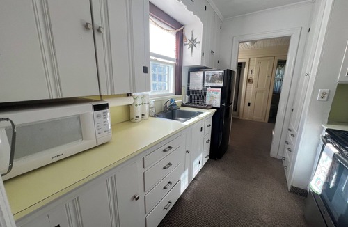 Seaside House | Simply Adorable Beach House - Sleeps 9, Near Beach & Town