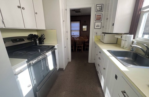 Seaside House | Simply Adorable Beach House - Sleeps 9, Near Beach & Town