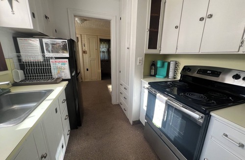Seaside House | Simply Adorable Beach House - Sleeps 9, Near Beach & Town