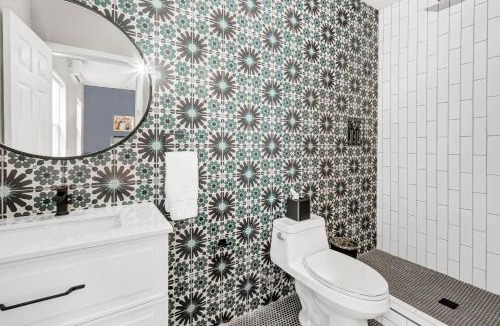 Vista Apartment | Single Bedroom - Queen Size. Heart of Downtown Vista