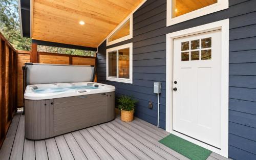 Paradise Estates House | Single Story Cottage with Hot Tub AC, Fire Pit