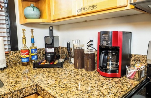 Sisters House | Sisters 3BR Hot Tub Foosball Mtn Views Walkable