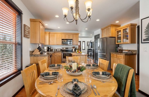 Sisters House | Sisters 3BR Hot Tub Foosball Mtn Views Walkable
