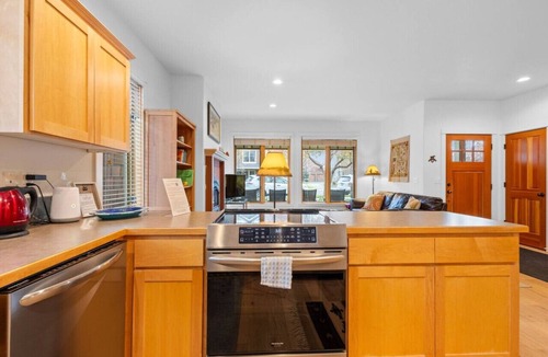 Sisters Condo | Sisters Getaway: Blks from Trails, coffee- Pool, Hot tub, Tennis