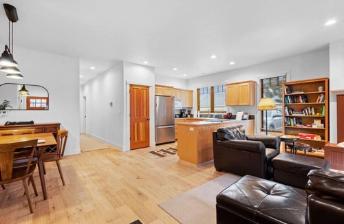 Sisters Condo | Sisters Getaway: Blks from Trails, coffee- Pool, Hot tub, Tennis