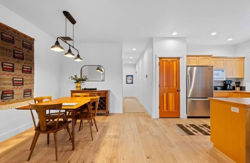 Sisters Condo | Sisters Getaway: Blks from Trails, coffee- Pool, Hot tub, Tennis
