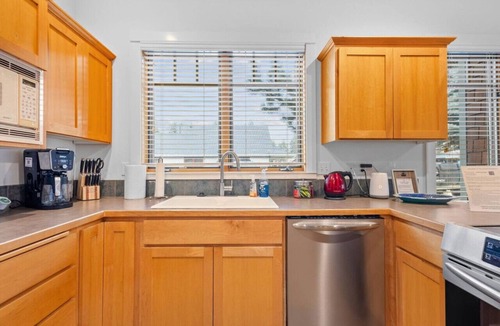 Sisters Condo | Sisters Getaway: Blks from Trails, coffee- Pool, Hot tub, Tennis