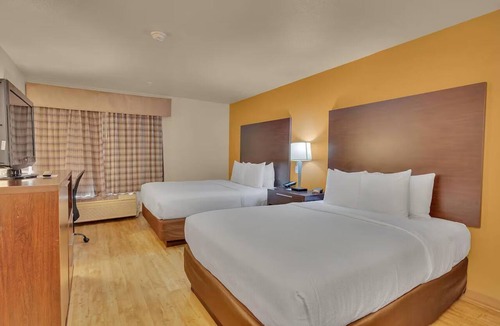 Vallejo Hotel | Six Flags 2 QueenBeds w/Breakfast & Pool