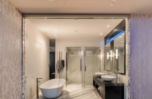Las Vegas Apartment | Sizzling in Las Vegas: Your 5-Bedroom Paradise!