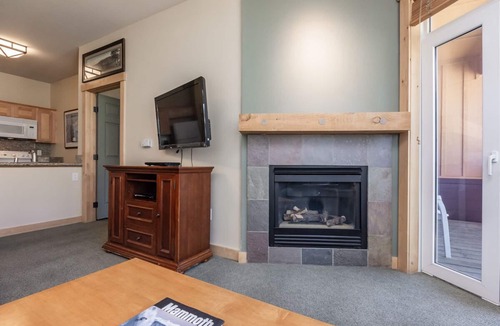 Mammoth Lakes Condo | Ski-in, Ski-out Mountain Condo- Alpine Views! Community Hot Tub!