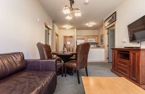 Mammoth Lakes Condo | Ski-in, Ski-out Mountain Condo- Alpine Views! Community Hot Tub!