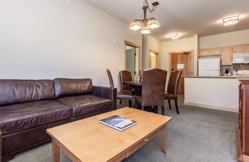 Mammoth Lakes Condo | Ski-in, Ski-out Mountain Condo- Alpine Views! Community Hot Tub!