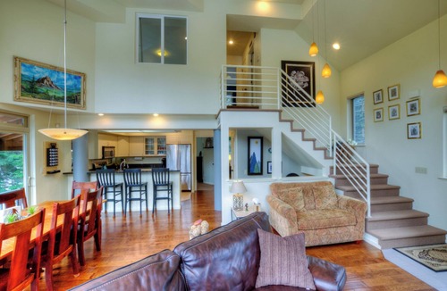 Snoqualmie Pass House | Ski-in Ski-out Sasquatch Retreat @ Snoqualmie Pass