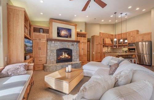 Olympic Valley Apartment | Ski In Ski Out VIP Palisades Condo 200ft to KT-22 Hot Tubs in Original Squaw Valley Lodge