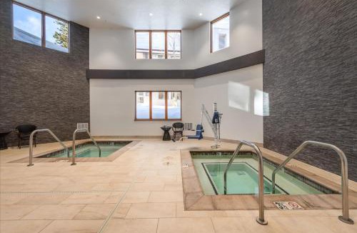 Olympic Valley Apartment | Ski In Ski Out VIP Palisades Condo 200ft to KT-22 Hot Tubs in Original Squaw Valley Lodge
