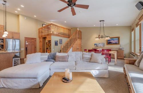 Olympic Valley Apartment | Ski In Ski Out VIP Palisades Condo 200ft to KT-22 Hot Tubs in Original Squaw Valley Lodge