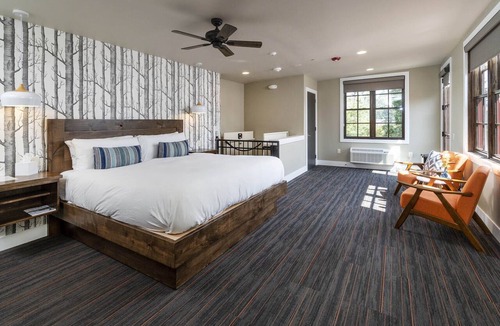 Sisters Hotel | Ski Inn Taphouse Hotel