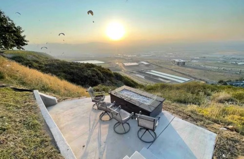 Draper House | Ski Retreat with Hot Tub & 360 Views of SLC from 5bd 4ba in Draper, 100% 5 Stars