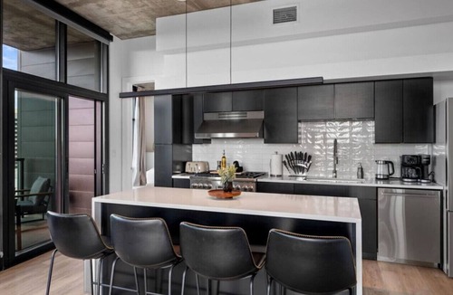 Rio Grande Apartment | Sky-High Views Lux-2bd/2ba-Rooftop Pool-HTub-Gym