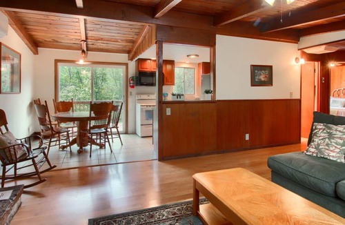 Oakhurst Cottage | Sky Ranch Cottages - Red Door