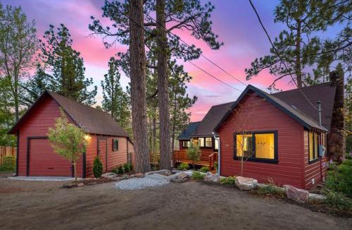 Big Bear Lake Ski Chalet | Sled-Ski Snow Summit Lakeside Village - Spa - BBQ - Firepit - Loft - Games