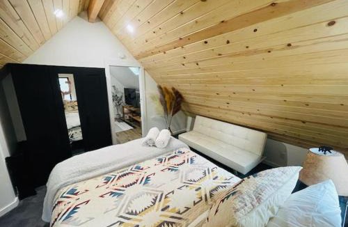 Big Bear Lake Ski Chalet | Sled-Ski Snow Summit Lakeside Village - Spa - BBQ - Firepit - Loft - Games