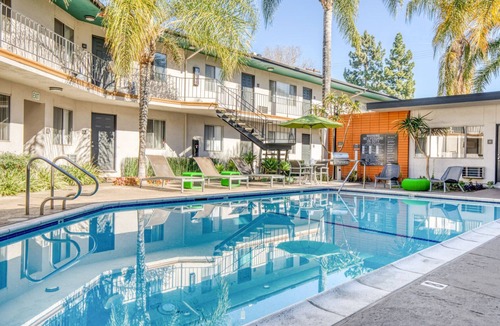 Burbank Apartment | Sleek Burbank Studio w/Courtyard & Pool, near restaurants, by Blueground