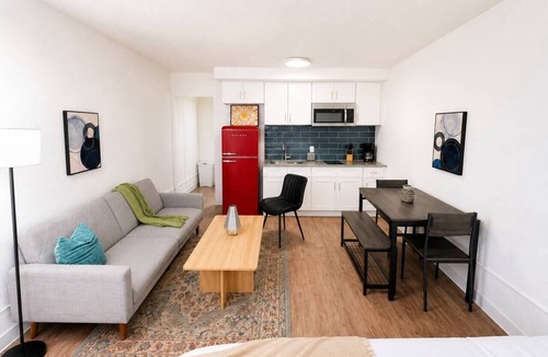 St. Johns Apartment | Sleepover | Alluring Studio + Gym - Austin TX