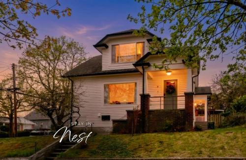 Judkins Park House | Sleeps 12 3 Kitchen Walk to Link Light Rail
