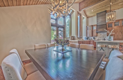 Deer Valley House | Slopeside Contemporary! Private Hot Tub, High-Speed Wi-Fi, Perfect for Groups!