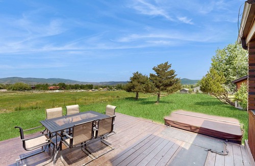 South Snyderville Basin Condo | Slopeside gem with private hot tub & pool table - across from Cabriolet Lift