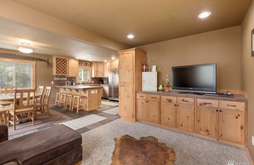 Snoqualmie Pass Ski Chalet | Snoqualmie Pass Cabin Walking Distance to Lifts