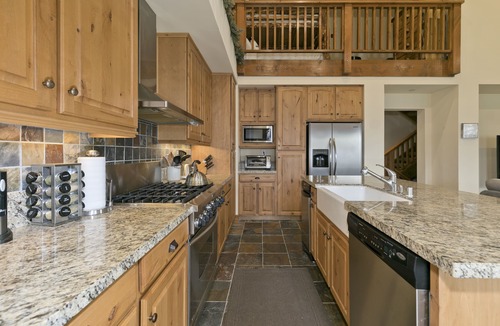 Mammoth Lakes House | Snowcreek Lodges-Panoramic Views! Hot Tub Access! Close to Shuttle!