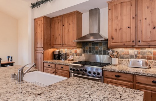 Mammoth Lakes House | Snowcreek Lodges-Panoramic Views! Hot Tub Access! Close to Shuttle!