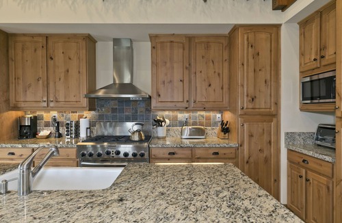 Mammoth Lakes House | Snowcreek Lodges-Panoramic Views! Hot Tub Access! Close to Shuttle!
