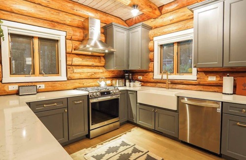 Glacier House | Snowline Luxury | Hot Tub, Pool & 3 Kings